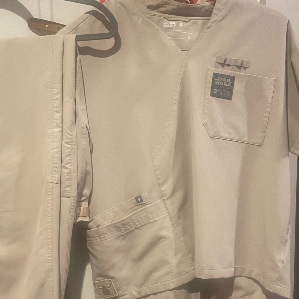 Star wars FIgs scrub set